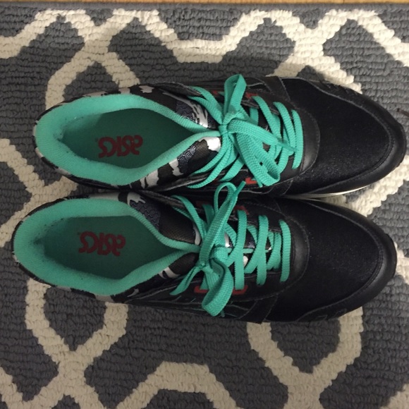SOLD! Asics men's black gel lyte lll, size 9 1/2
