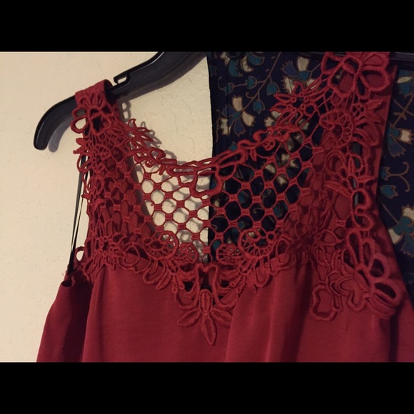 Red long dress with lace - Picture 2 of 3