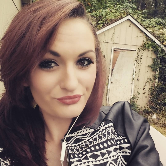 Meet your Posher, Danielle - Picture 1 of 1