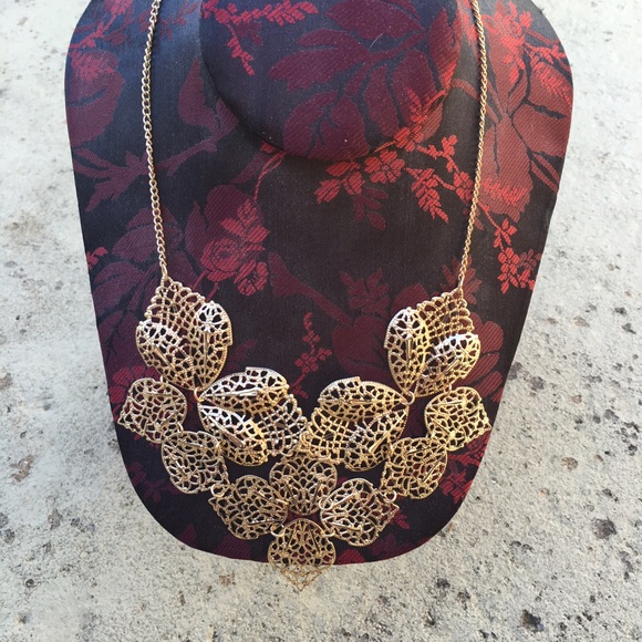 Jewelry - Gold statement necklace