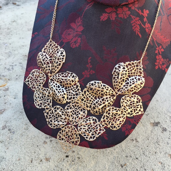 Gold statement necklace - Picture 2 of 2
