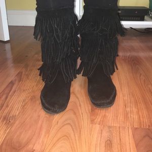 Minnetonka Three Layer Fringe Boot Size 6