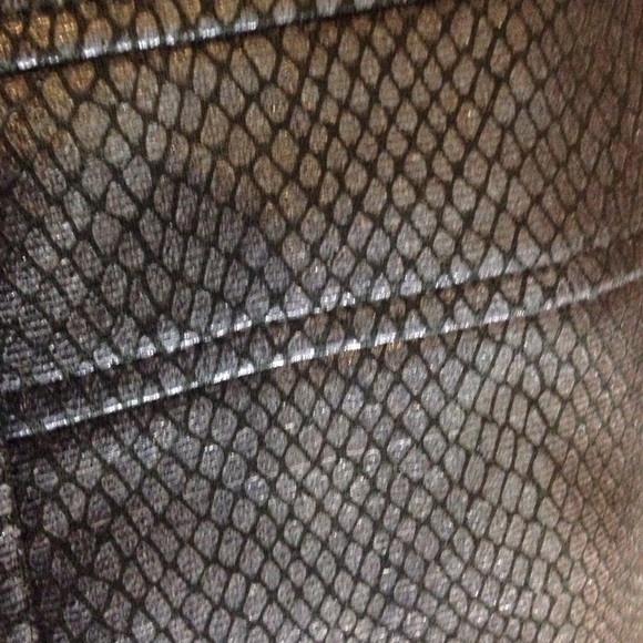 Sexy black corset type of crop top - Picture 3 of 4