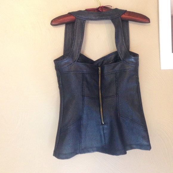 Sexy black corset type of crop top - Picture 4 of 4