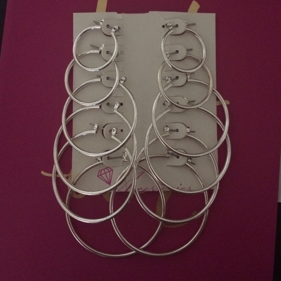 Set of hoop earrings
