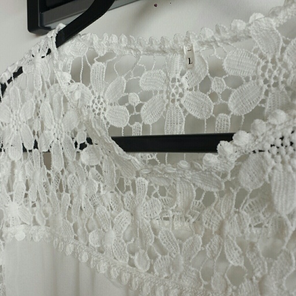 Gorgeous Lace top - Picture 2 of 4