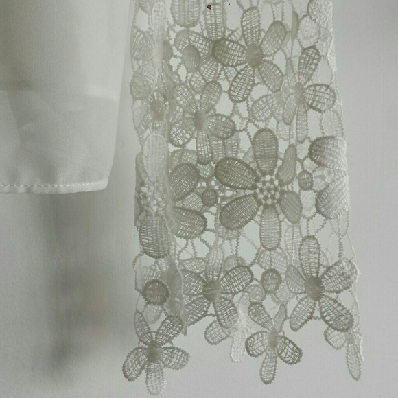 Gorgeous Lace top - Picture 3 of 4