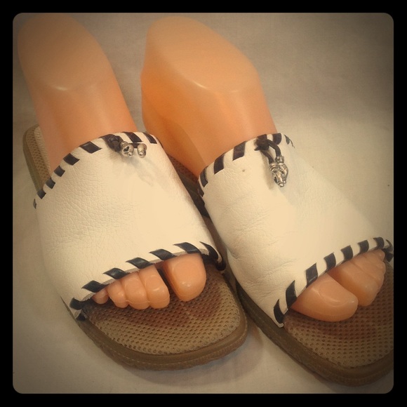 🎀Brighton White leather sandals with brown trim🎀