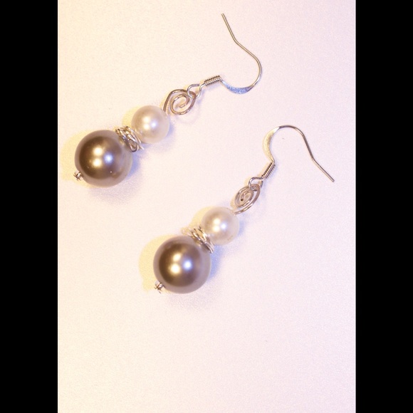 Two toned pearl dangle earrings