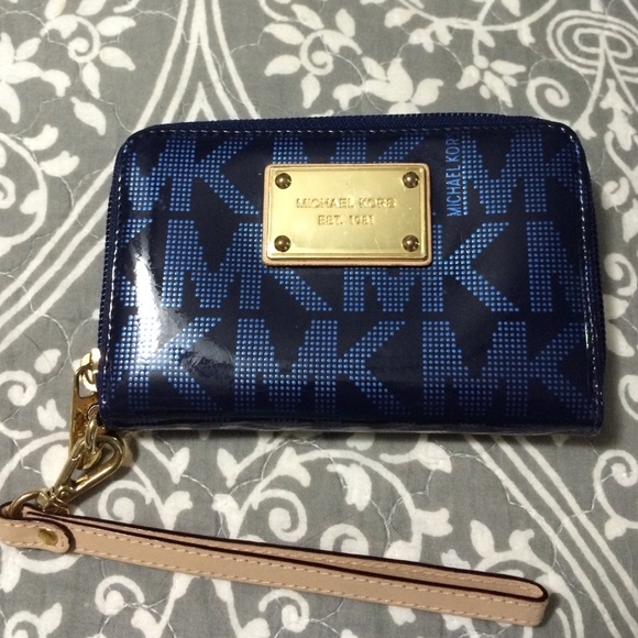 Michael Kors wristlet wallet