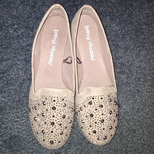 grey jeweled toe flats👡