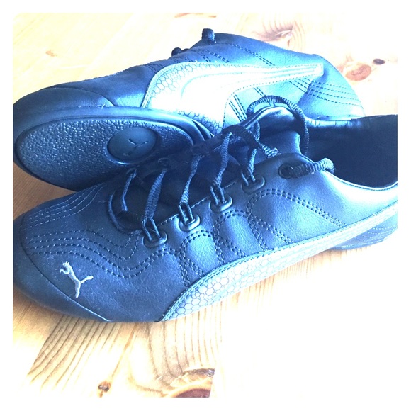 Puma black/silver athletic shoes