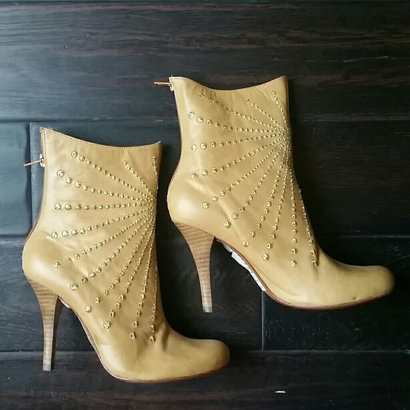 Shoes - All leather Bootie with Heel NEW above ankle boot