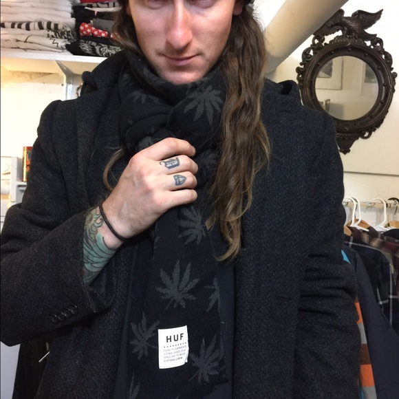 HUF weed pot leaf scarf