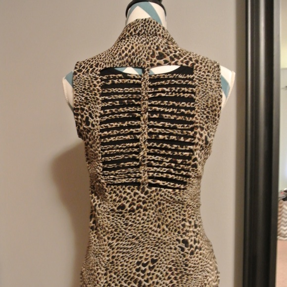 Long Back Cheetah Sleeveless Shirt - Picture 2 of 2