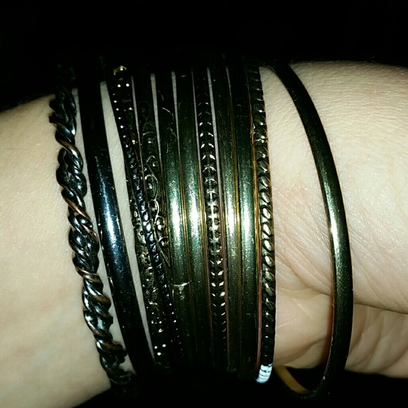Collection of gold and silver bangle bracelets - Picture 1 of 4