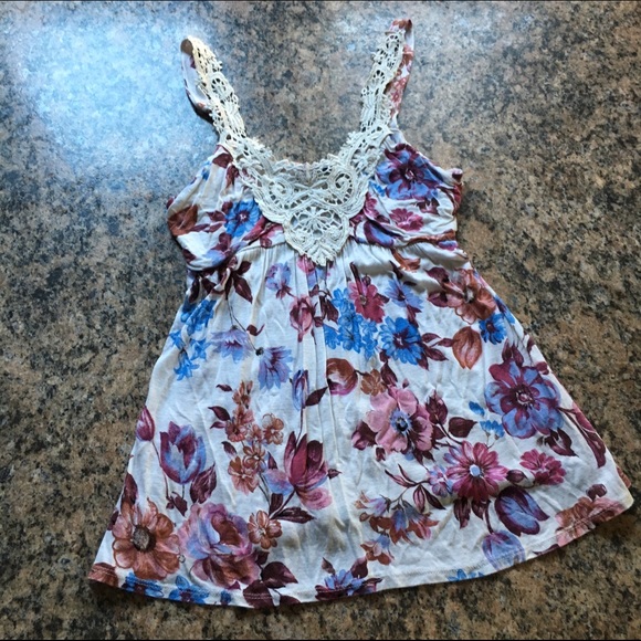 Tops - 🍬Sold in garage sale🍬 Crochet lace neckline tank top