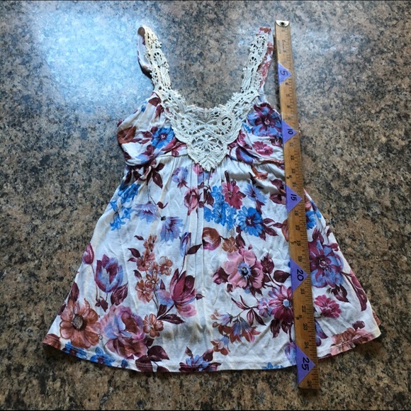 🍬Sold in garage sale🍬 Crochet lace neckline tank top - Picture 2 of 4