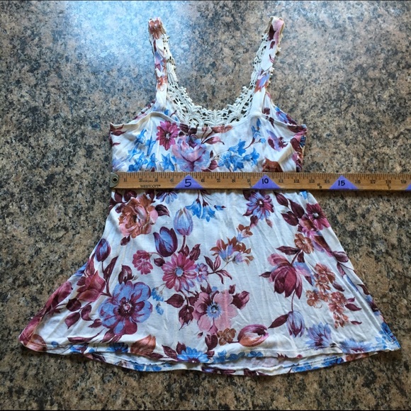 🍬Sold in garage sale🍬 Crochet lace neckline tank top - Picture 3 of 4