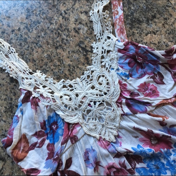 🍬Sold in garage sale🍬 Crochet lace neckline tank top - Picture 4 of 4