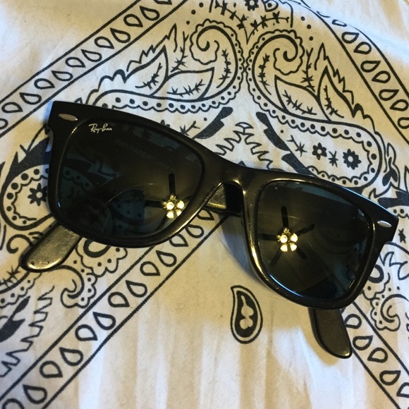 Like New Ray-Ban Wayfarer Black Tilt Sunglasses