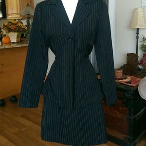 Black pun strip Dress suit