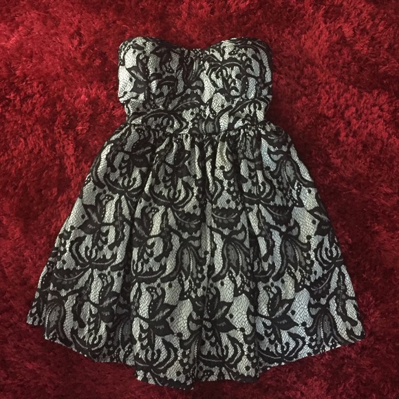 Black & white patterned strapless dress