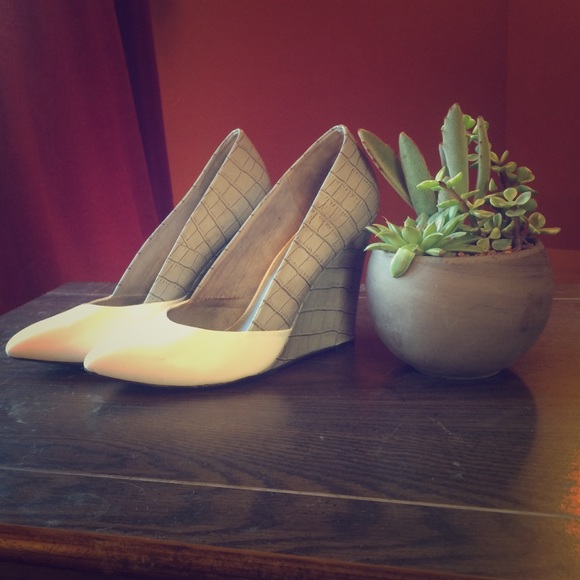 Tildon Grey and White Wedge