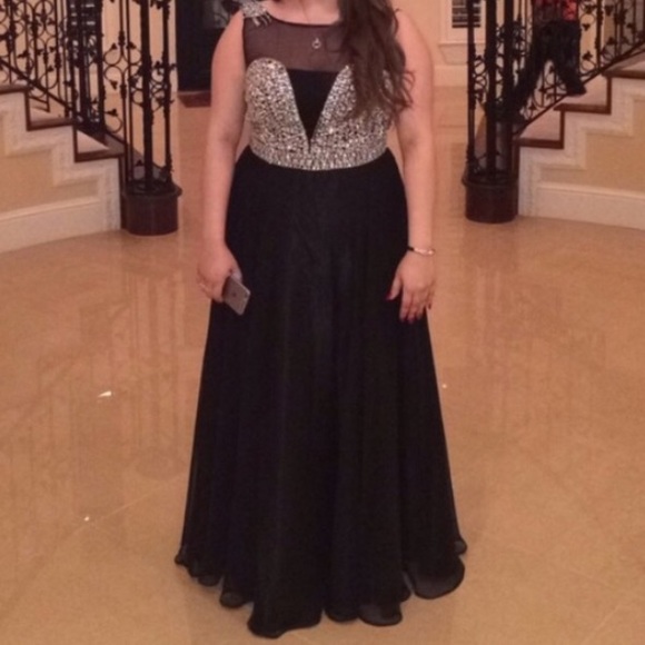 Beautiful black gown 😍 - Picture 4 of 4