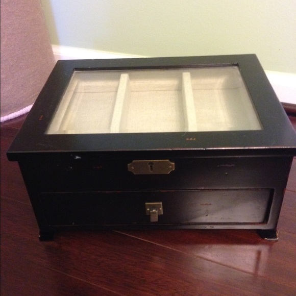 Lockable jewelry box