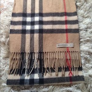 Classic Burberry scarf in Heritage Check Pattern