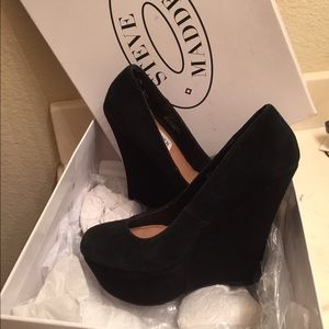 Steve Madden size 6M black suede wedges