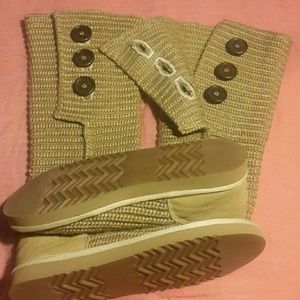 SHE'S MUK LUK BOOTS