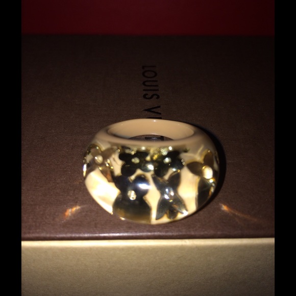LV inclusion ring original condition.
