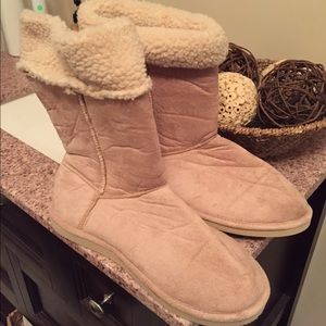 Ugg style slippers!! Size 9