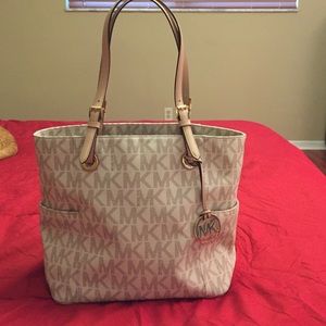 ❤️👛👜 Like New MK  AUTHENTIC EW Vanilla Tote 💖💝