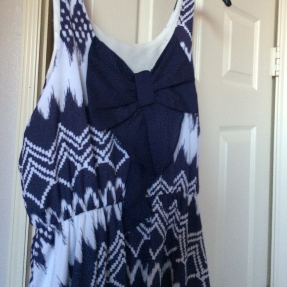 Dress - Picture 3 of 4