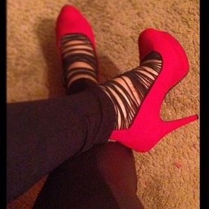 Gorgeous Red Pumps with sexy black straps.🔥❤️