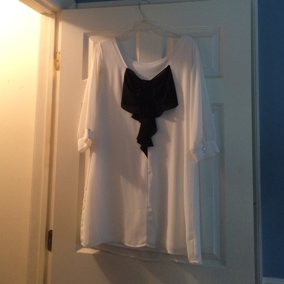 Tunic white with black bow on back it's an xlarge