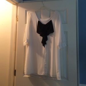 Tunic white with black bow on back it's an xlarge
