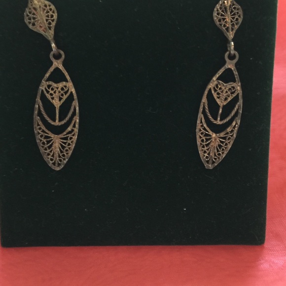 SOLD IN BUNDLE. leafy design earrings - Picture 2 of 3