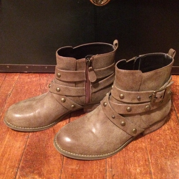 Light brown ankle Guess boots