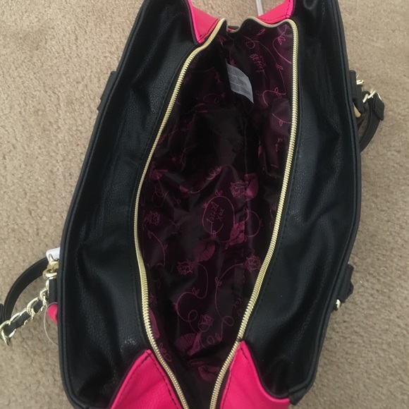 💰💰SOLD💰💰NWT Betsey Johnson handbag/crossbody - Picture 4 of 4