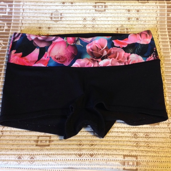 Lululemon shorts size 8