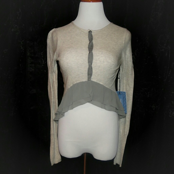 Adorable NWT Vera Wang XS Crop Sweater