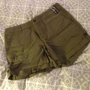 Hunter green linen shorts NY&C