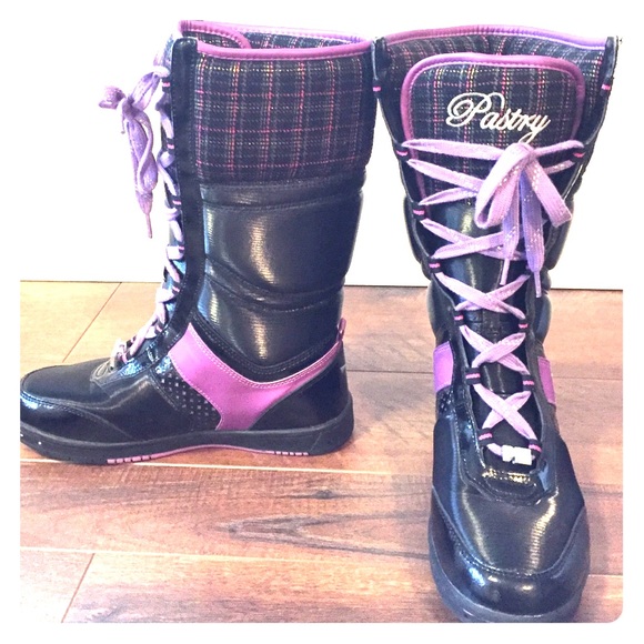 Pastry moon boots 😎