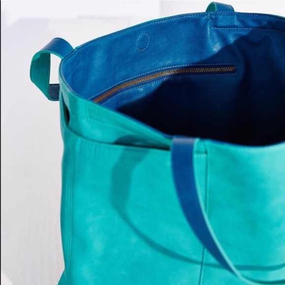 Urban Outfitters Vegan Leather Reversible Tote - Picture 3 of 4