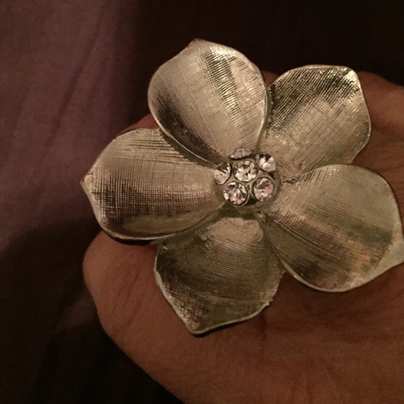 Fun flower stretch ring.