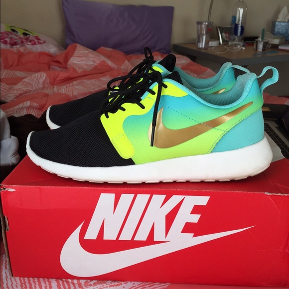 Nike Shoes - Nike Women's Roshe Run Hyperfuse
